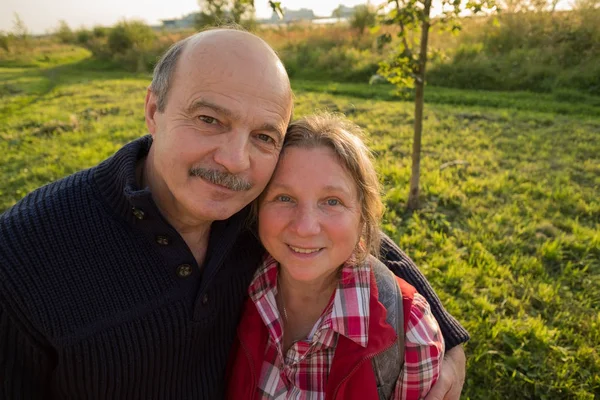 Portrait of mature couple looking at camera — Stock Photo, Image