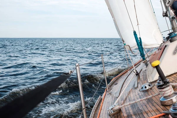 Barco de proa navegando en azul mar Mediterráneo en vacaciones de verano — Foto de Stock