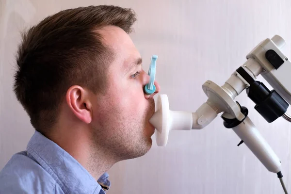 Genç adam tarafından Spirometri solunum fonksiyon testi