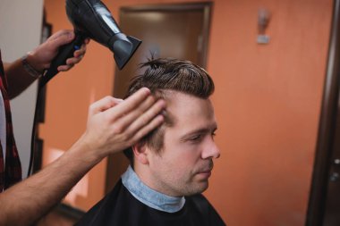 Saç kurutma makinesi kullanarak berber ve tarak