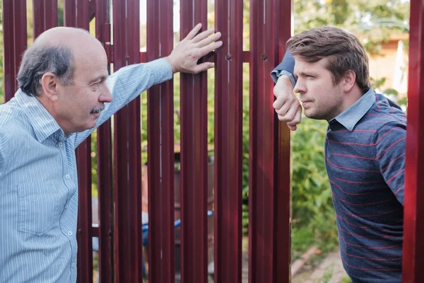 Two farmers takling to each other — Stock Photo, Image