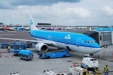 Amsterdam, Hollanda - 27 Temmuz: Schiphol havaalanından üzerinde 27 Temmuz 2017 Amsterdam, Hollanda yüklenmekte olan Klm uçağı.