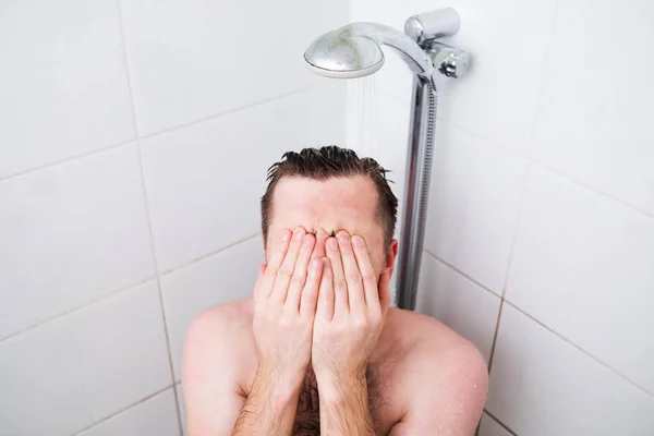 Człowiek mając relaksujący prysznic. — Zdjęcie stockowe