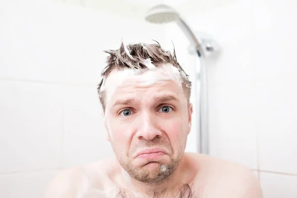 Preoccupato schiumato giovane uomo dopo l'acqua sotto la doccia è stato spento, guardando la fotocamera . — Foto Stock