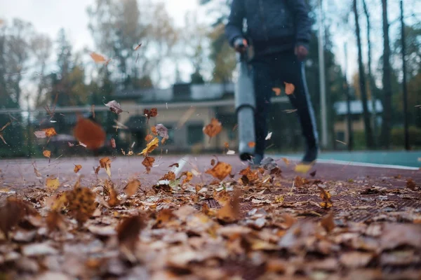 Yaprak üfleyici ile çalışan adam — Stok fotoğraf