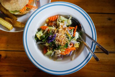 Vegan çorba burger kahverengi ahşap zemin üzerinde taze sebze ile