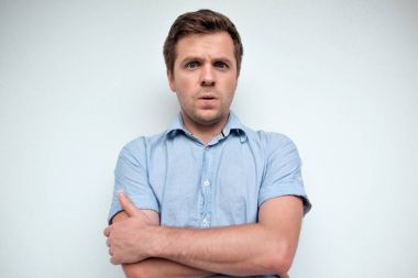 Beyaz adam karıştı. Negatif duygu