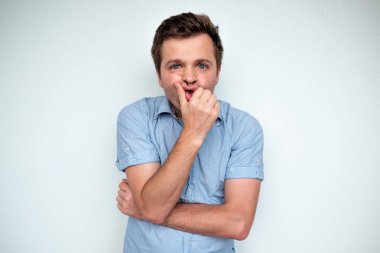 Beyaz adam karıştı. Negatif duygu