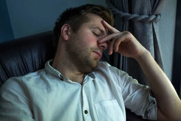 İşten sonra evde bir kanepede uyumak yorgun bir beyaz adam yan görünüm. — Stok fotoğraf