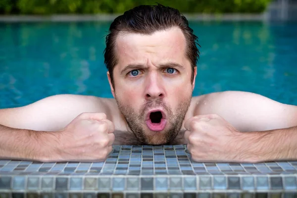 白人男は怒っているし、プールで泳ぎながら叫ぶ. — ストック写真