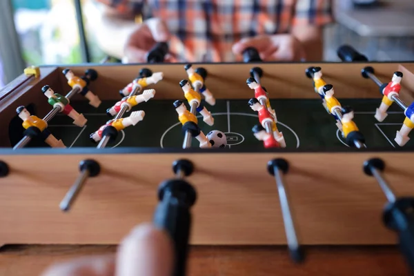 Mann spielt Tischkicker-Spiel hautnah mit Freunden — Stockfoto