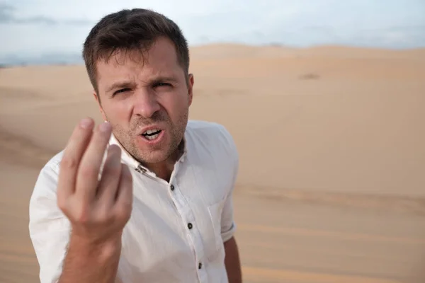 Boze man schreeuwen beschuldigen iemand permanent in woestijn — Stockfoto