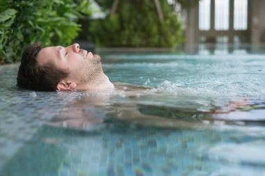 Beyaz adam bir yüzme havuzunda içerik.
