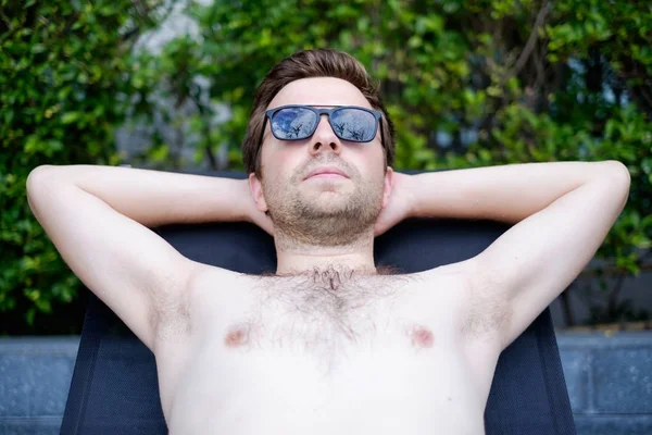 Contenido hombre caucásico en una piscina . —  Fotos de Stock