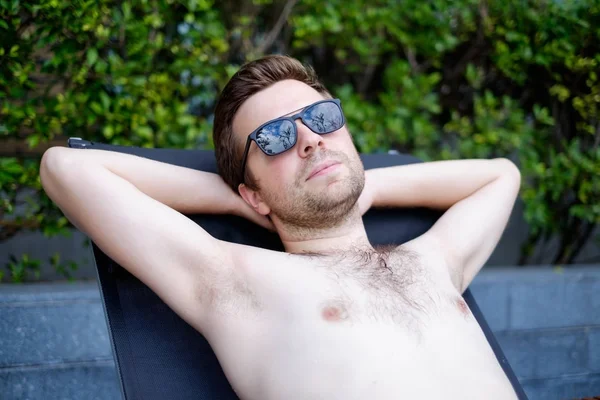 Contenido hombre caucásico en una piscina . —  Fotos de Stock