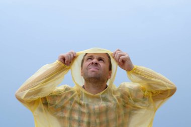 Beyaz delikanlı yağmur altında fırtına sırasında ıslak.