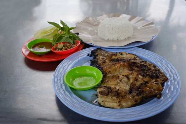 Grilované ryby v modré plasti deska s bílou rýží. Tradiční jídlo na Bali — Stock fotografie