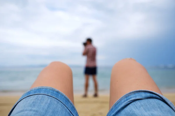 Chica haciendo una foto de fotógrafo en la playa de arena . — Foto de Stock