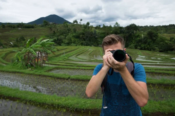 Jovem Viajante fazendo foto e relaxante ao ar livre em campos de arroz em terraço em Bali Indonesia . — Fotografia de Stock