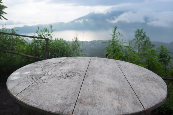 Mesa de jantar vazia e vista da manhã sobre a montanha — Fotografia de Stock