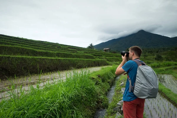 Jovem Viajante fazendo foto e relaxante ao ar livre em campos de arroz em terraço em Bali Indonesia . — Fotografia de Stock
