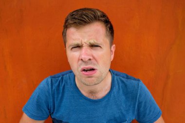 Kameraya bakarak ve yüzü çatık emin beyaz adam