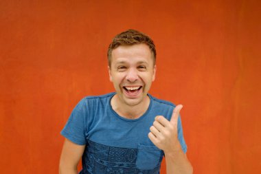 Yakışıklı beyaz adam başarı onun Yaşasın ve kazanan ya da iyi sonuçlar tutar