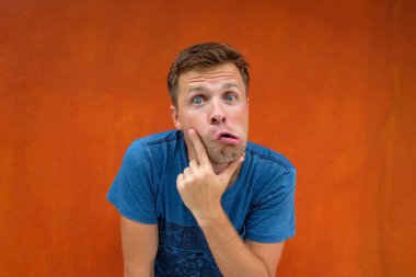 Çekici düşünceli genç adam şaşkın ve kuşku dolu.