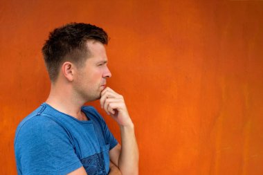 Yan görünümü uzakta görünen düşünce beyaz genç adam portresi