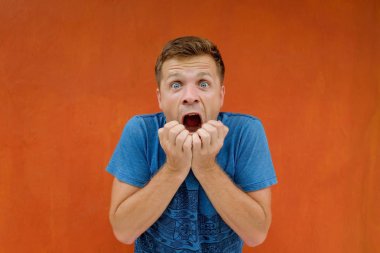 Adam şok endişeli ve sürpriz ağzını açma