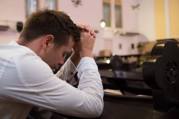 Beyaz adam kilisede dua. O sorunlar ve yardım için Tanrı sormak — Stok fotoğraf