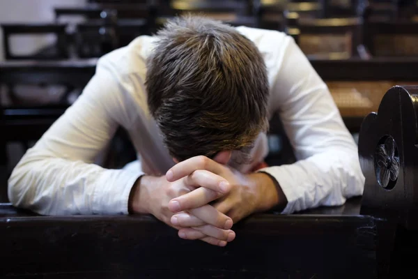 Beyaz adam kilisede dua. O sorunlar ve yardım için Tanrı sormak — Stok fotoğraf