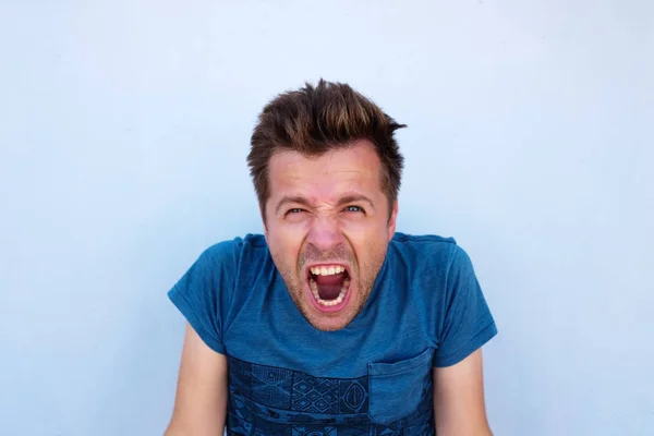 Desesperado furioso furioso homem de camisa azul gritando alto com os olhos cheios de raiva — Fotografia de Stock