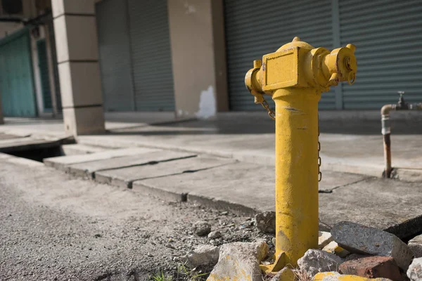 Żółty ogień hydrant zewnętrzny — Zdjęcie stockowe