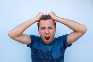 Umutsuz beyaz adamın kafasını tutarak. O haber ile tamamen şok