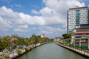 Malacca, Malaysia - 04 Şubat 2018: eski ve yeni Malacca şehir nehir kenarında bölünmüş.