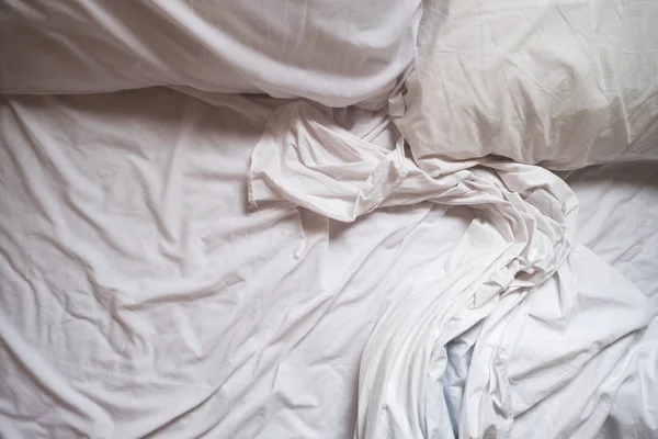 White Bed maid-up avec des draps froissés après la nuit sexuelle — Photo