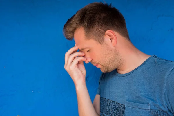 Retrato de um homem caucasiano triste com pensamentos pesados ou dor de cabeça — Fotografia de Stock