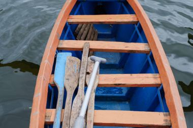 İçinde mavi witn detayını su bendi kapağı.