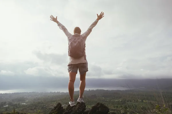 Молодая туристка чувствует себя свободной и стоит на вершине горы . — стоковое фото