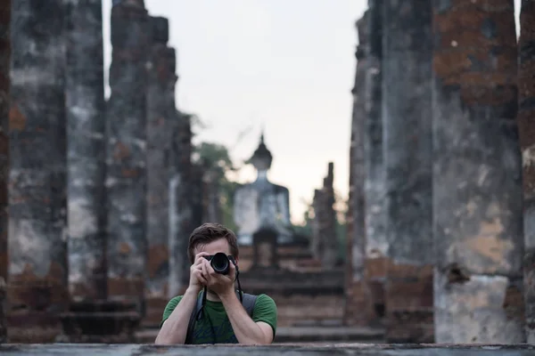 Viajante caucasiano fazendo foto enquanto viaja no templo do budismo na Tailândia . — Fotografia de Stock