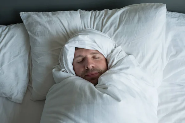 Kaukasia pria tidur siang dengan ekspresi wajah bahagia . — Stok Foto