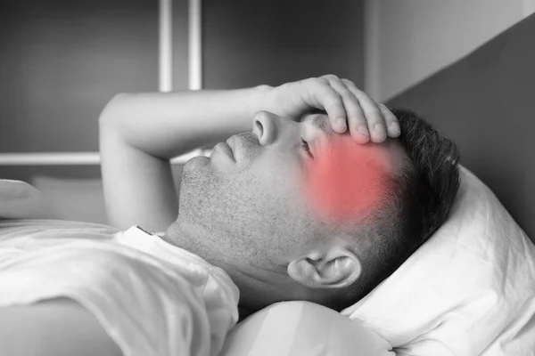 Man liggen in bed thuis lijden hoofdpijn of kater — Stockfoto