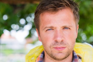 insanlar yüz ifadesi kavramı. Ciddi güler orta yaşlı adam yüz portresi kapatın