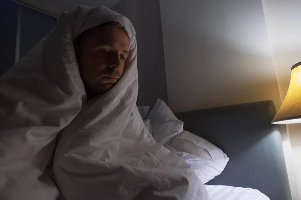 Jeune homme debout près de la fenêtre le matin. Il se lève tôt. — Photo