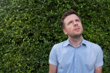 başarılı genç beyaz adam tarafına kuşkuyla bakan