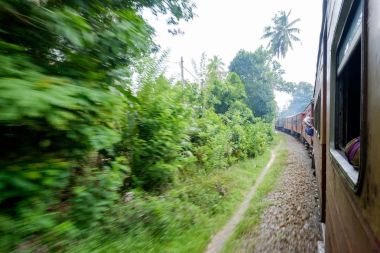 Ülke yan tarafından güneşli bir günde Sri Lanka'da hareket eski tren