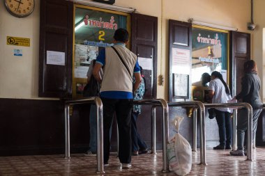 Ayutthaya, Tayland - 1 Kasım 2017: Yolcu sıra satın bilet küçük Tay tren istasyonunda