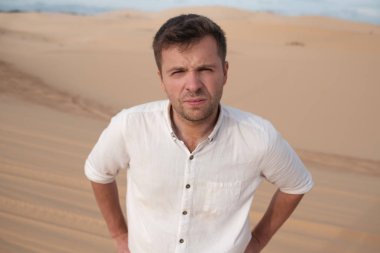 ciddi adam kameraya bakan.