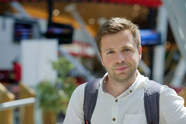 Portret van glimlachen Kaukasische man op de achtergrond wazig stad — Stockfoto